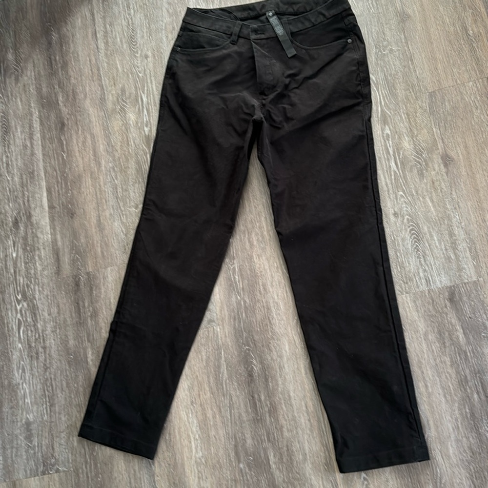 Lululemon ABC Classic Fit 5 pocket in Black size 32x32